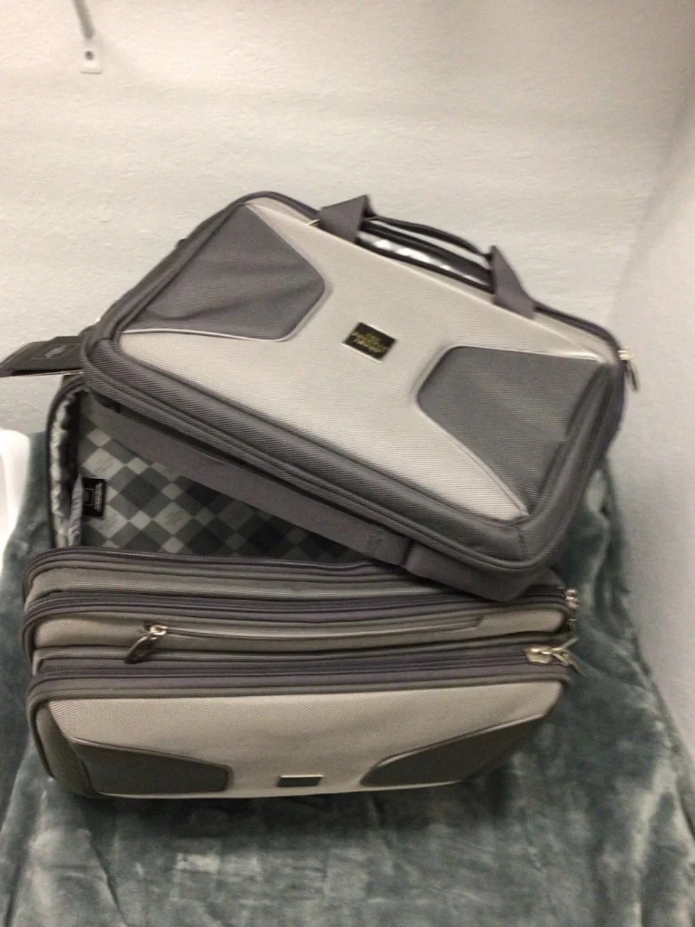 Sharper Image Gray and Dark Gray Rolling Laptop Briefcase - Picture 3 of 8